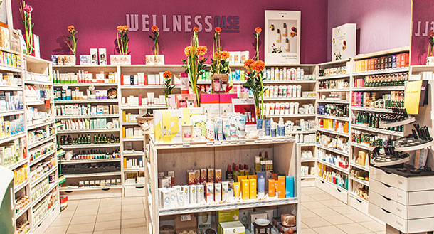 Foto der Kosmetik Abteilung in der Luisenstrasse Baden Baden Innenstadt grosse Auswahl an Kosmetik Produkten